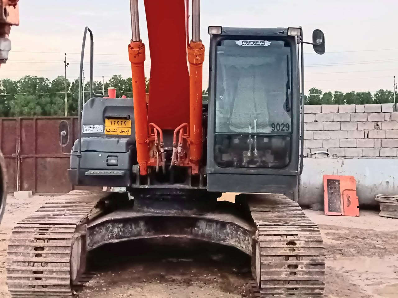 حفاره هيتاشي حجم 210 LC  زت ثري للبيع او مراوس موديل 2007 رقم اربيل
جاهز للعمل بدون اي نقص 
السعر 325 ورقه العنوان البصرة 
للاتصال  ***********      ***********
