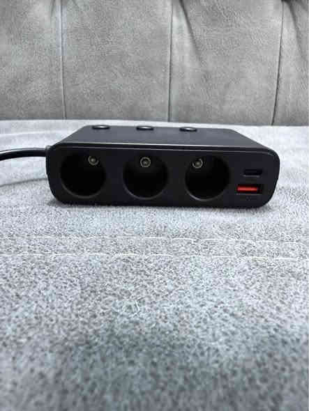 محول مقبس سيارة بقوة إجمالية تصل إلى 127 واط كحد أقصى، مصمم لتوفير طاقة وشحن سريع لأجهزة متعددة في وقت واحد. يتوافق المنتج مع أنظمة كهرباء السيارات 12 فولت و24 فولت

_ يحتوي على 3 مقابس ولاعة سجائر، بالإضافة إلى منفذ شحن سريع USB-C بتقنية توصيل الطاقة (PD) ومنفذ شحن سريع USB-A بتقنية الشحن السريع 3.0 (QC3.0)، بالإضافة إلى منفذين USB عاديين

_ توفر منافذ PD وQC3.0 شحناً أسرع بأربع مرات من الشواحن التقليدية

_ كل مقبس ولاعة سجائر مزود بزر تشغيل/إيقاف مستقل لتوفير الطاقة وحماية الأجهزة

_ شاشة عرض LED مدمجة تراقب جهد بطارية السيارة في الوقت الفعلي لتجنب المشاكل أثناء القيادة

_ يحتوي على فتيل أمان قابل للاستبدال ورقاقة تحكم ذكية توفر حماية شاملة ضد ارتفاع درجة الحرارة، الحمل الزائد، وقصر الدائرة الكهربائية

السعر 20 الف مع التوصيل 🚚

للحجز والاستفسار مراسلة الصفحة 

مراسلة او اتصال واتساب فقط *********** 📞 بغداد
