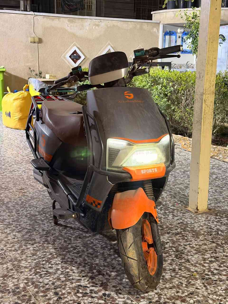 دراجه شحن مستعمله للبيع
3 سرعات نظافه 95‎%‎ 
سماعه بلوتوث مدمجة من الشركة
بصمه لمس
سرعة 75 حقيقي
دبل بطاريه
مساحه تخزين كبيرة
الدراجه نشطة و رزنة و تتحمل شخصين بكل سهولة
شاحنتها وياها
بيها رجوع الى الخلف R

شركة الجوهرة البحرية

نقص الويل داخل طسه و انعوج الويل 
الويل ما يتبدل وحده لازم يتبدل ويا ملف
سعر الويل + الملف من الشركة الي اشتريتها منها 150 الف
الدراجه طالب سعرها 650 بيها مجال بسيط
اختها بمليون و 100 بالسوك

مكاني بغداد العبيدي
***********
