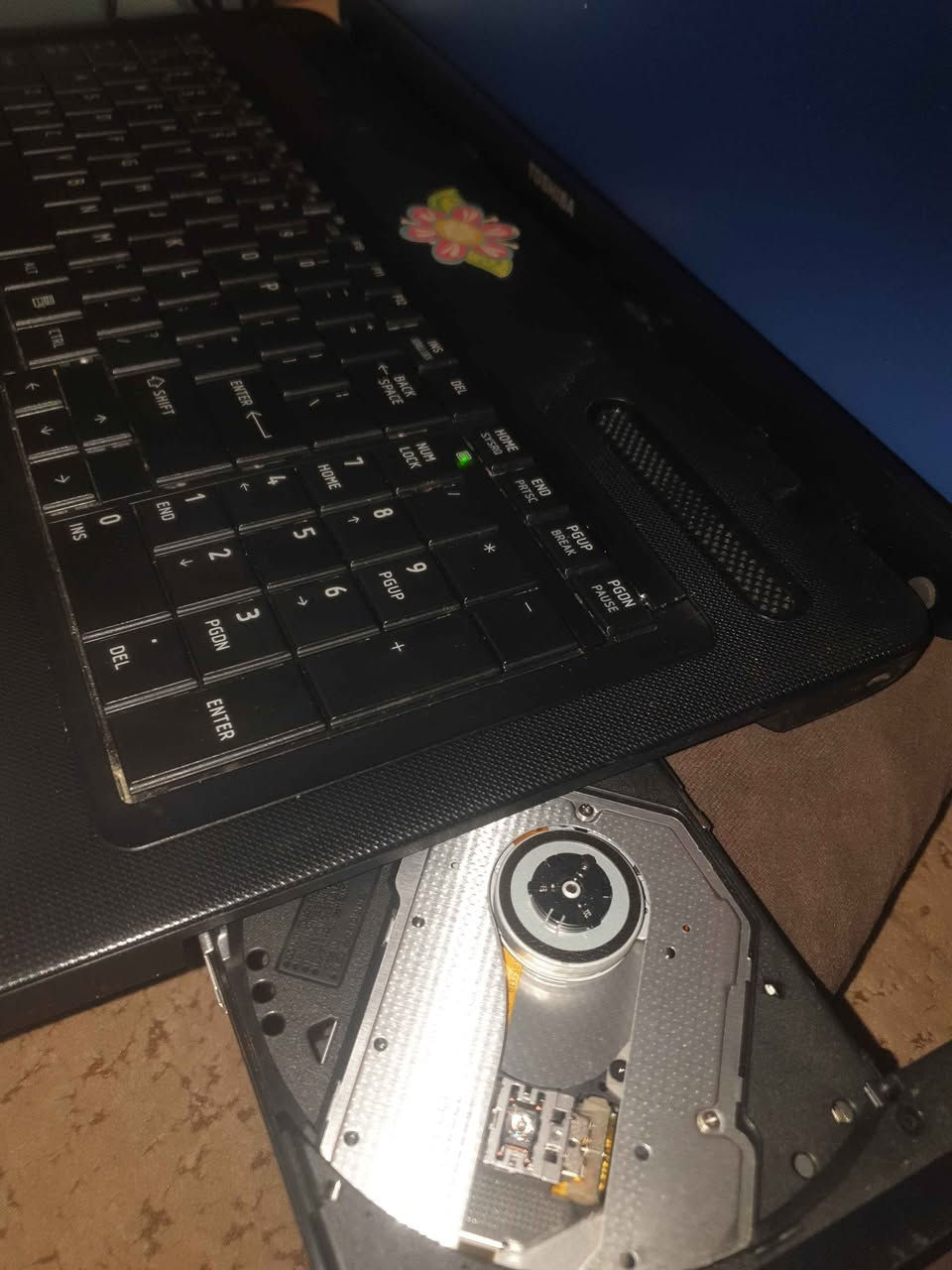لابتوب توشيبا حجم17
معالجAMD..رام5...هارد320HDD 
يشتغل على الشاحنة مباشر 
البطارية تحتاج تبديل لان متروكة 
شغال وندوز 10..64BIT 
شاحنة موجودة 
السعر100الف 
المكان بغداد..كرادة 
لا يتوفر توصيل بغداد, العراق


**إذا كنت صاحب هذا الإعلان وتريد حذفه لأي سبب، رجاءا أرسل رسالة إلى الدعم الفني**
