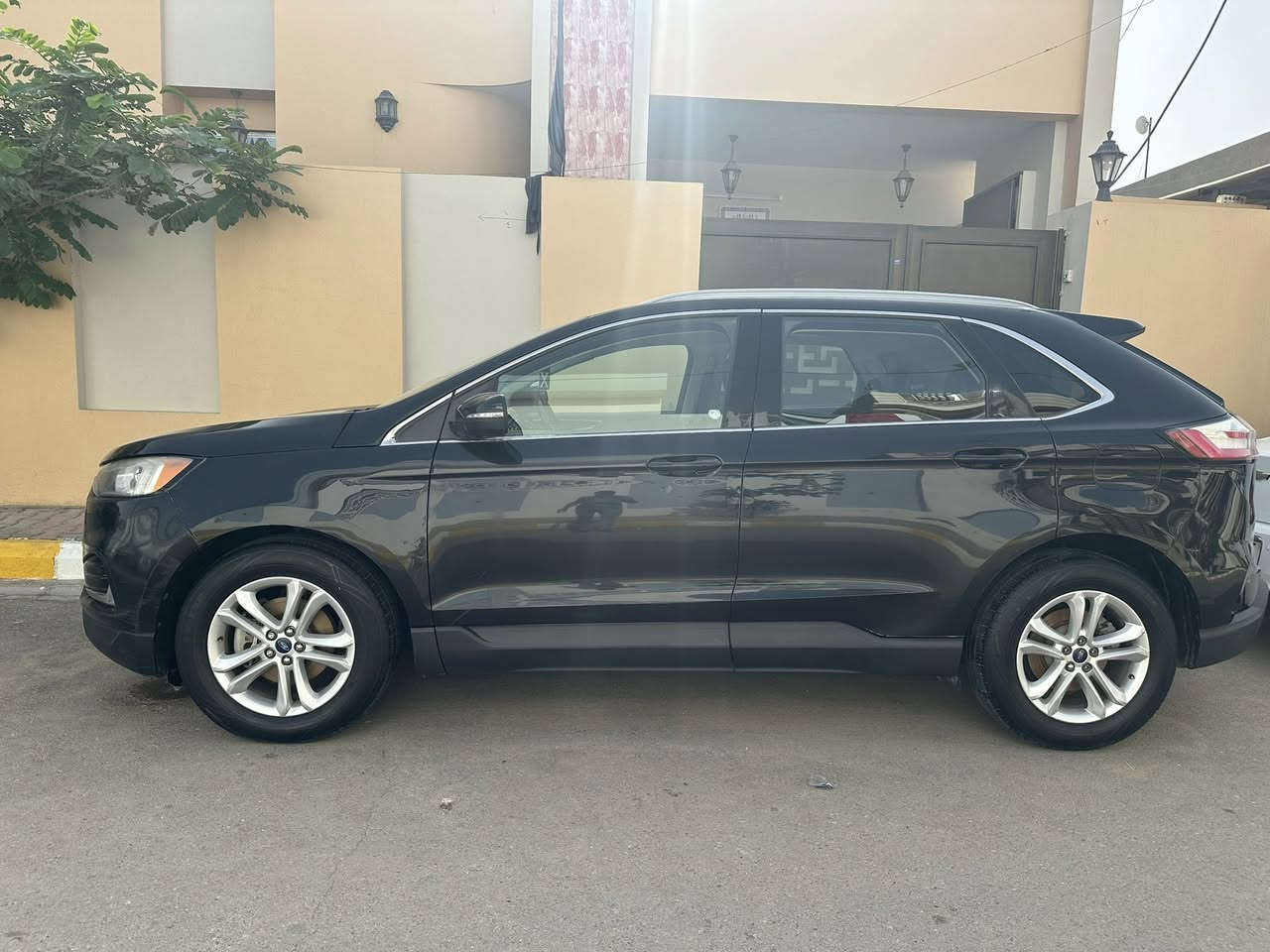 السلام عليكم 
فورد ايدج 2020 حادث امامي سطحي البنيد مبدل نفس اللون وبارد بالجاملغ وصبغ حافة باب السائق جوه المرايه الجانبيه مواصفات sel 
السعر 160 وبيهه مجال بيع او مراوس حسب القناعه مكاني بالصويرة 
***********
