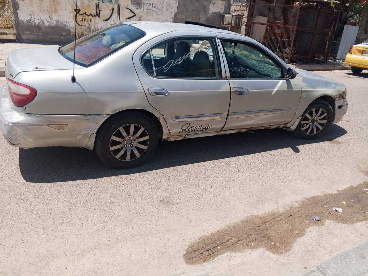 سياره نيسان سيفرو مديل 2000 مكينة وكير تمام سياره بيه قليل خياس بس الدوسه اليمنه عاوز اله حداده بس درايمات السعر 28 ورقه وبيه مجال عنواني بصره فاو *********** سنويتها لل 28
