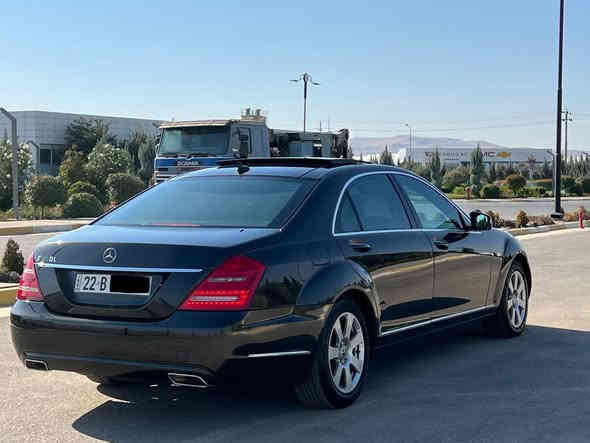 السلام عليكم  
للبيع مارسيدس. S350  ٦ سلندر موديل 2013.  لون مميز (اسود متغير  ) خليجيه . رقم اربيل بأسمي   فول مواصفات (.  طويله. فتحه سقف بنوراما. بصمه تشغيل وابواب  5 بردات  كهربائيه   أبواب شفط كهرباء   وباقي المواصفات مبينه بلصور. السياره كامله بدون نواقص. حداديه امامي وخلفي جديد  محرك وگير بحاله ممتازه.  ماشيه 150 الف  جاهزه من كل النواحي. السعر 210 . ورقه. مكان السياره بغداد. اليرموك. 4 شوارع 
ملاحظه ( السياره بيهه صبغ.  5 قطع.   ). بدون دواخل وعندي بيهه فحص سونار .
للاستفسار ***********
***********. واتساب
