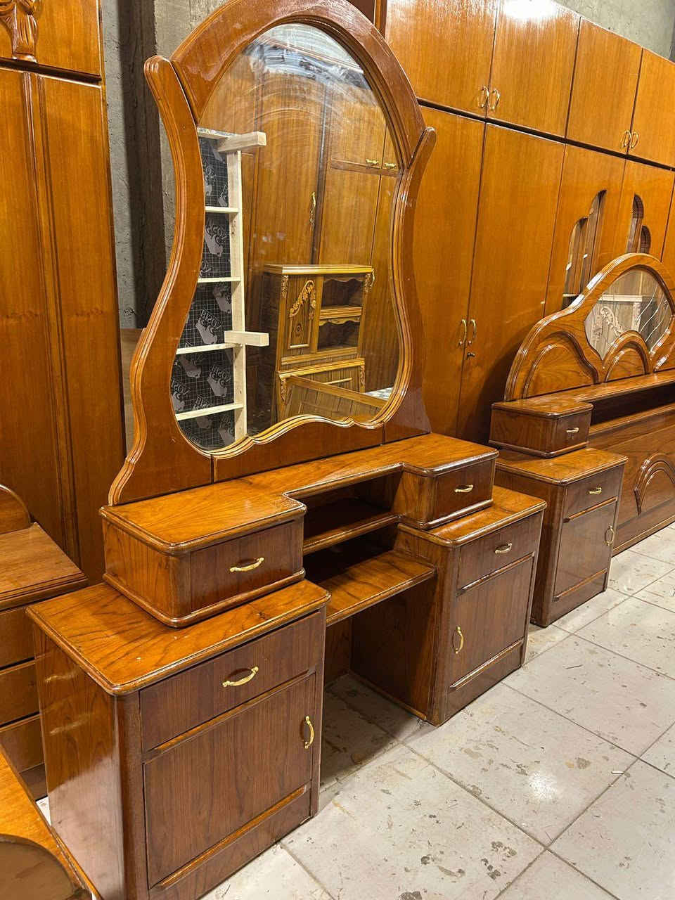 سيت ملاحق بدون كنتور للبيع (275 الف)✨✨🛎🛎 
تخت نفرين كسنو بلوك  مع ميز وزاويه صاج شغل توصي ثقيل 
للاستفسار الاتصال على الارقام 
اسيا 📞(***********)
كورك📞  (***********)
عنواننا 
الحدباء معرض ابو حسون قرب مرطبات البحرين موصل, نينوى
