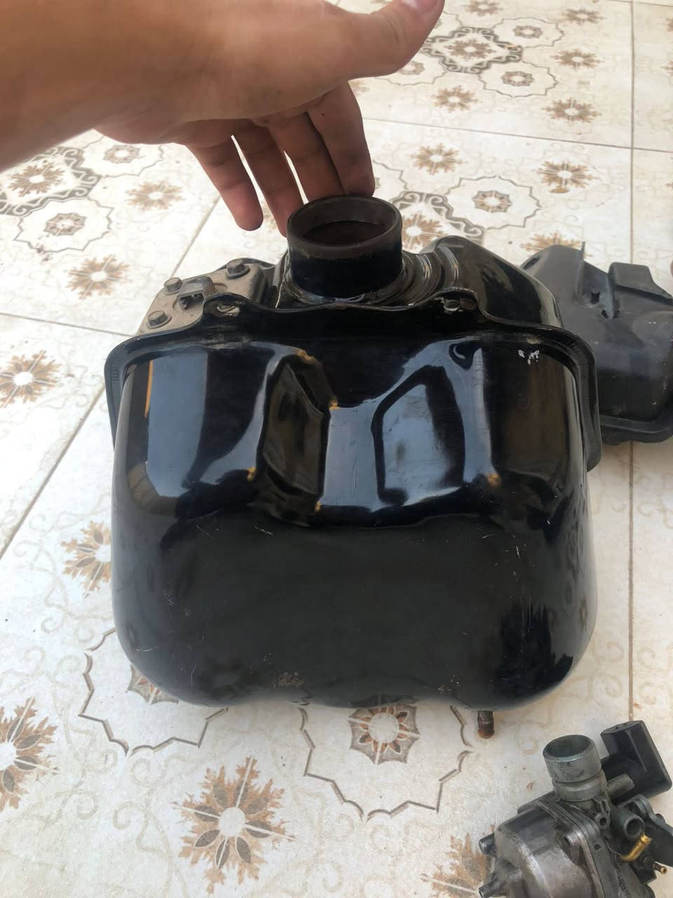 السلام عليكم متوفر غراض يوماها
عداد 9زروف بلادي سعر 30
اويل بم يوماها جديد ما مستخدم سعر 10
كلجات يوماها جدد ما مستدخم امامي سعر 10 
كفرات بطه لون ماروني سعر 15 
كفرات بطه لون اسود بلادي سعر 15 
كفرات بطه لون رصاصي بلادي سعر 15
تانكي بطه + عبد الحليم سعر 10
صندوك بطه +عبد الحليم سعر8
ويل بلادي ب15 الف 
تايرات نضاف مال باله زوج 15
متوفر عندي هواي غراض اليحب يتواصل وياي ***********
