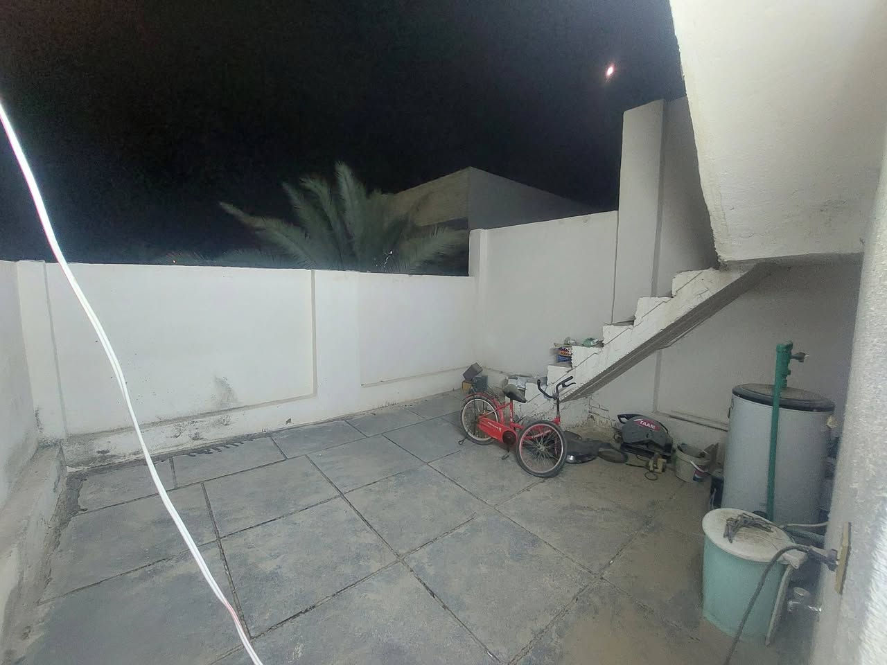 السلام عليكم بيت للبيع عقد17مساحه112 طابقين طابوق بناء درجه اوله3 غرف نوم وصاله وستقبال مجمع كامل خدمات ماء مجاري كهرباء تبليط بملحق الغدير قرب الحولي الجديد ***********
