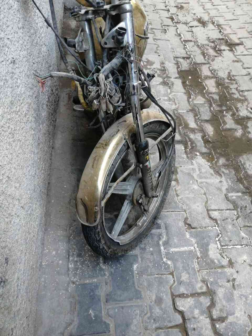 دراجه ايراني للبيع كوم حديد للعلم شغاله سعره 150 بيه مجال قليل مكاني بغداد شارع حيفا  مراسله على هاذه رقم ***********
