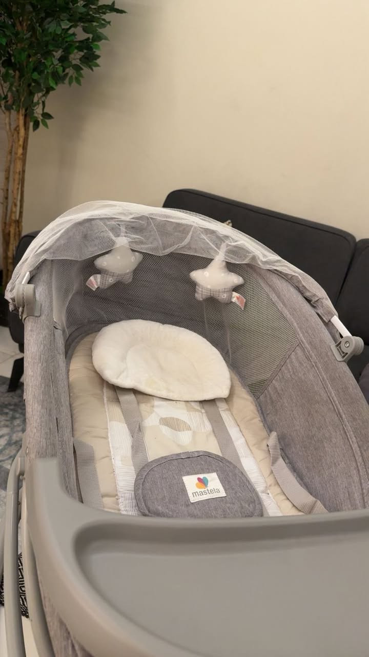 ١. ماما كير جديد ما مستعمل ابد
٢. كاروك كهرباء هزاز مستعمل استعمال بسيط 
للتواصل 
***********
