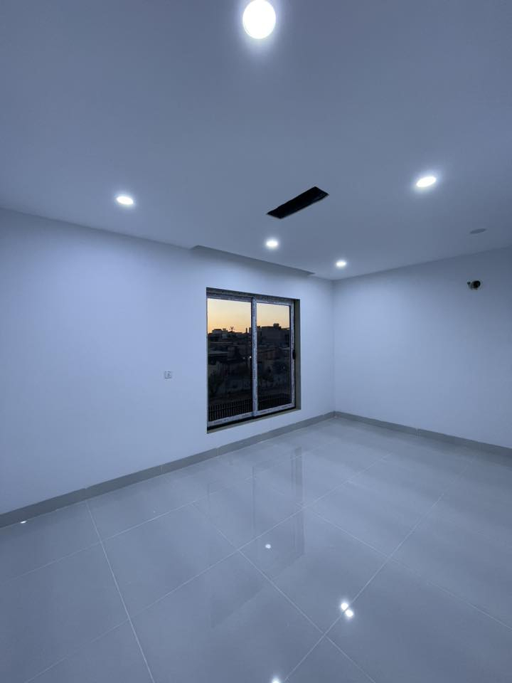 دار للبيع من طابقين بناء حديث Zeroفول ملكي مبني بأحدث المواد والمواصفات الهندسية ارضيه مرمر مغربي فول 
الكهرباء نظام فوتو سيل  دبل جام  تبريد مركزي نظام كامرات  فول مواصفات

 #طابو ملك صرف بأسم شخص واحد 

#المساحة :- 99 متر             #واجهة 8 متـــر  

الموقع:- كركوك_ طريق بغداد _ قرب مطعم  سبايسي 

حيث يحتوي الطابق الاول على استقبال وهول مفتوح عل مطبخ وغرفه نوم 🛌 مطبخ حار بارد وصحيات ومناور   🚗 
والطابق الثاني:-  3غرف نوم حمامات وبلكونات عدد 2 ذات إطلاله جميله على حديقة عامة وبيتونة مخزن  

💵السعر  مناسب  جداً جداً 💵 للأتصال ***********

#موقع الشركة كركوك حي عدن مجاور الجنسية الجديدة 
 ومجاور اسماك البغدادي عمارة البحرين 

 🏦شركة الجوهرة للعقارات والمقاولات  🏦 
  
 📞للأتصال ***********

✅نستقبل جميع عروضاتكم السكنيه والتجاريه في كركوك
