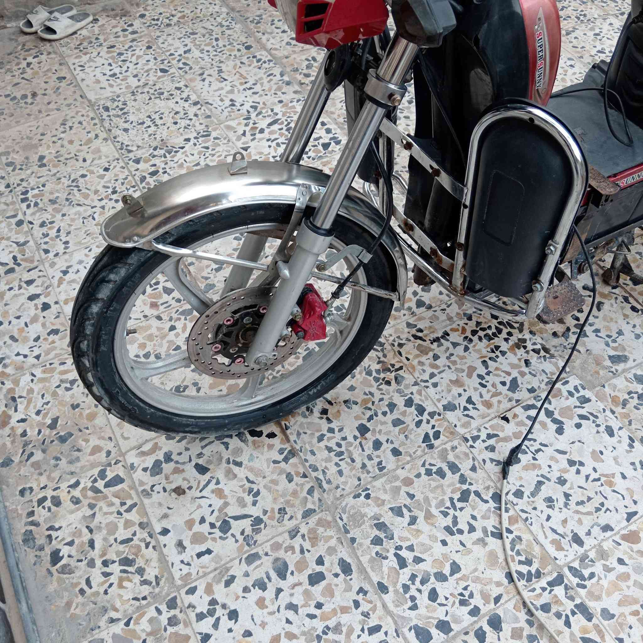 دراجه شحن 23
5 بطاريات
 كلهن يقرن10
دراجه نضيفه كل شي بيها شغال
بصمة + سويجات 
تشغيل عن بعد
اشاير شغاله
بريكات غيرها كلها شغالات رقم الهاتف *********** وات ساب او اتصال بي خاص وبي واتساب السعر 400 وبي مجال المكان فلوجه شارع أبو النسوره قرب جامع السلام
