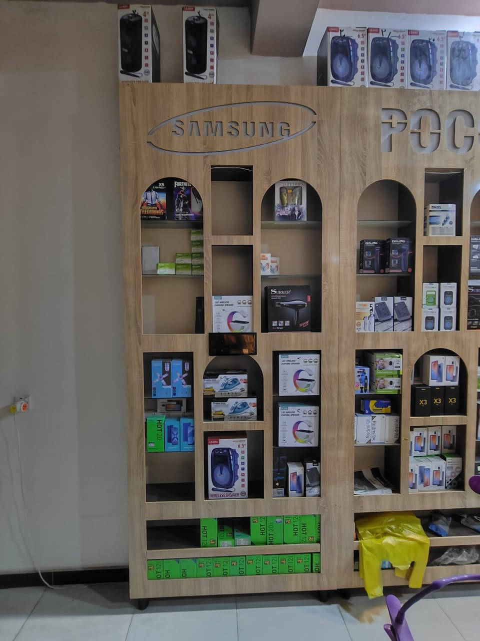 فاترينات يصلح للسواق و للصيدليه ومحلات لمبايل وحتى انشائيه عدد 11كل وحده ارتفاع 3متر وعرض 120لواجه سي انسي كل وحده سعر250الف قابل للتفاوض ولميازه عدد 8كل واحد عرضه 150 ورتفاعه 120 سعر الواحد 100قفل مكلف بنشر للستفسار فقط اتصال***********. ابوكرار حي رساله قرب مدرسه غرناطه للبنات
