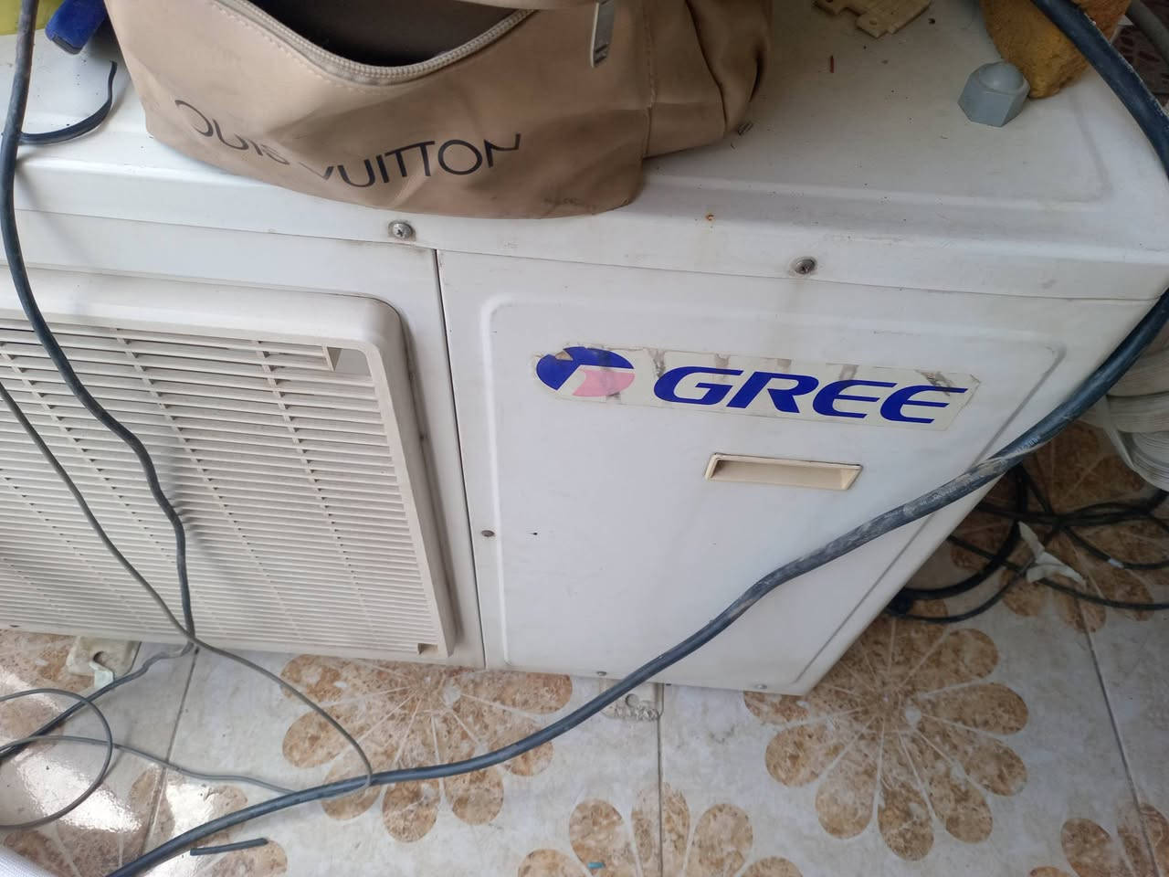 سبلت gree /طن2 

 /  شغال مابي عيب كامل مع الملحقات ريمونت حديده بواري جديده ٠غاز وكيبلات كامل للتواصل ***********
*********** واتس واتصال عادي.
