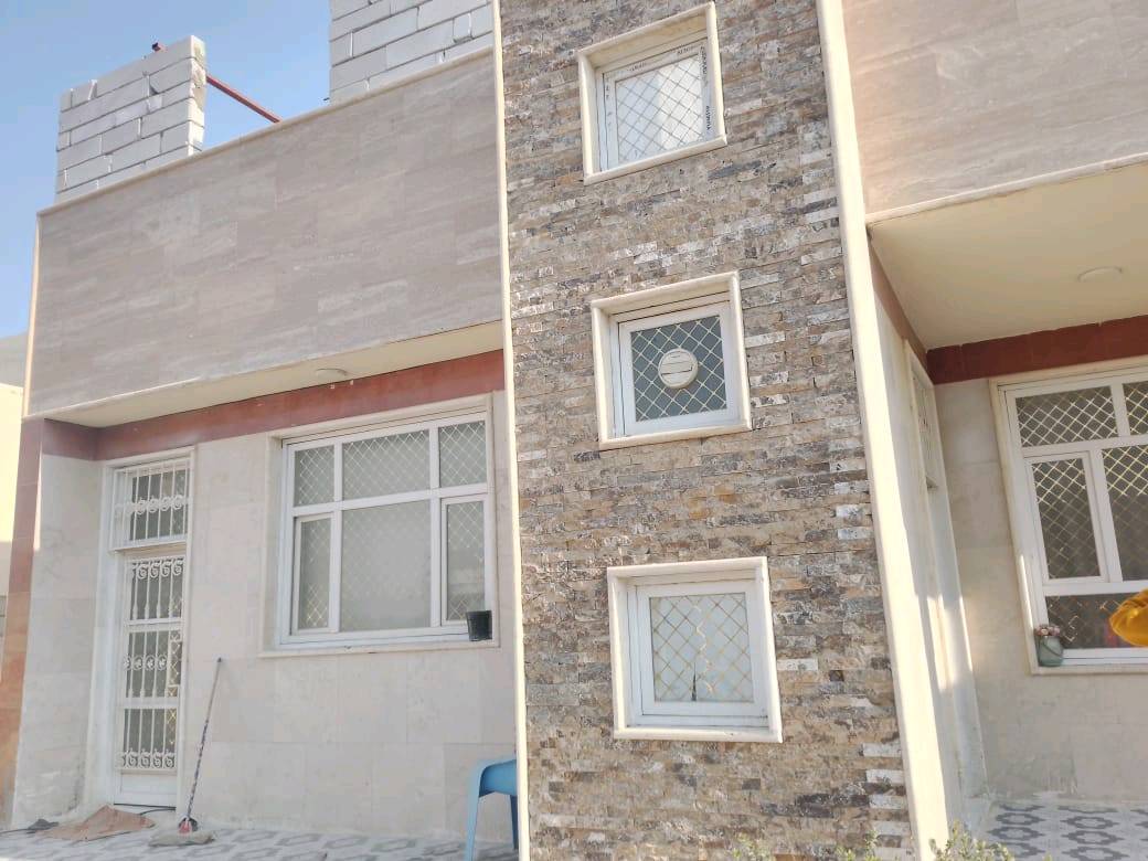 للبيع 
من يرغب باالشراء الاتصال *********** / ***********  معروض بيت مساحة ٣٠٠ متر تقريبا يحتوي على غرفتين نوم كبيرة واستقبال وصالة كبيرة ومطبخ وصحيات عدد ثلاثة وكراج سيارة وحديقة ذات مساحة كبيرة ومناور داير البيت واجهة البيت مرمر درجة اولى وحجر والارضية بورسلين درجة اولى الطارمة سيراميك نوعية جيدة الشبابيك ppc والابواب خشب نوعية جيدة توجد غرفة في الطابق الثاني غير مسقوفة وغير مكتملة اما السطح اشتايكر البيت جديد يقع في الحلة ابي غرق حي الحسين مجمع ارض بابل المجمع يتمتع بكافة الخدمات ومحاط بسور وفيه عمال نظافة خاصة باالمجمع وكذلك حراس يعملون باالمناوبة ومولدة خاصة والمجمع نظيف جدا وامين البيت مطلوب للمصرف العقاري ٩٥ تقريبا الدفع كل شهر  ٥٠٠ الف وانا اريد مقدمة ٩٩ وبيها مجال ومن الله التوفيق 
ابراهيم راضي فجري