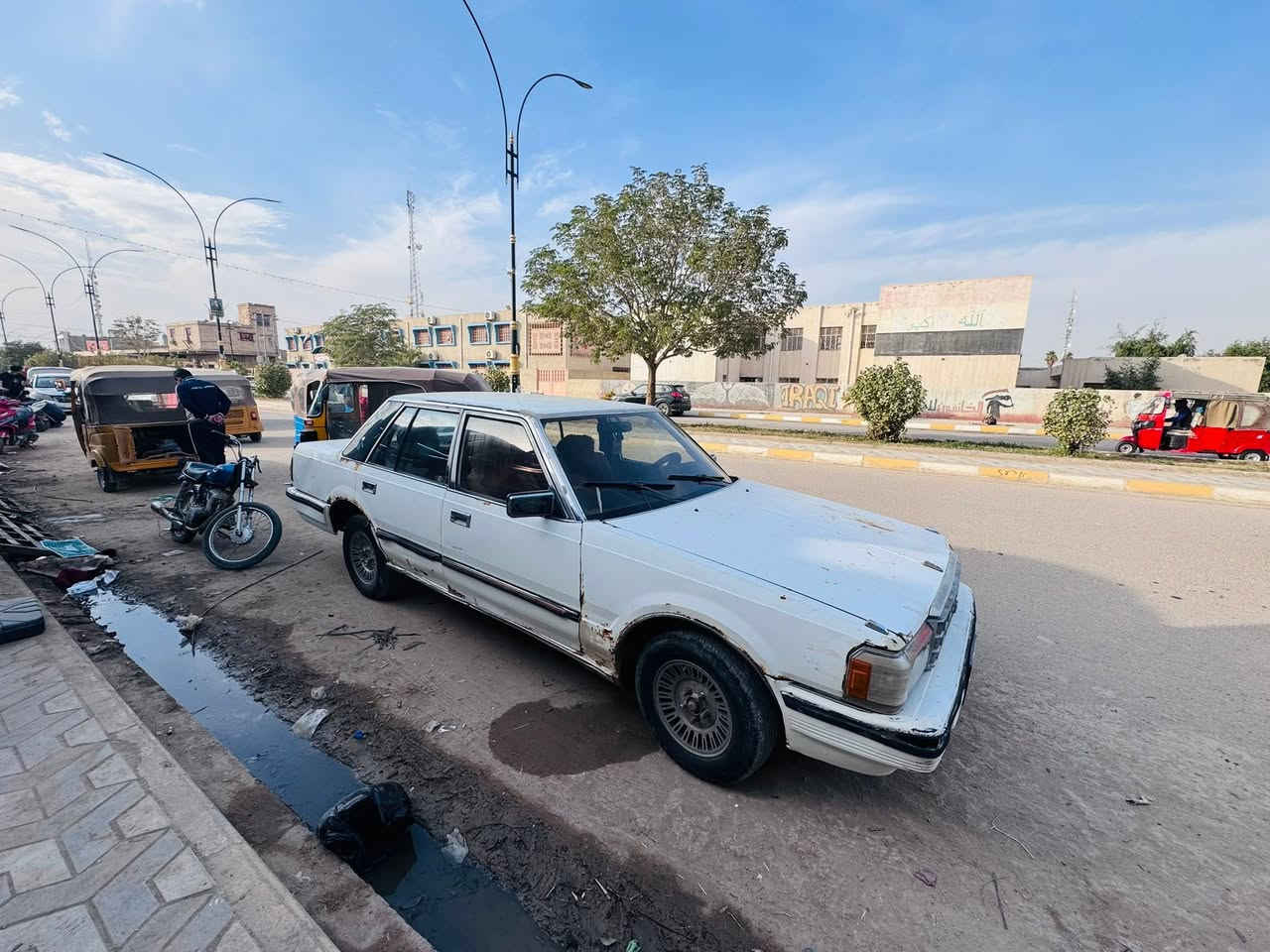 للبيع سوبر ٨٥ مكينه بيها صوت الكير جديد مكان السياره ذي قار النصر  
السعر ٢٧ وبيها مجال رقم كربلاء نكليزي باسمي غرفتها نضيفه والبدي موضح بالصور للاستفسار الاتصال ***********
