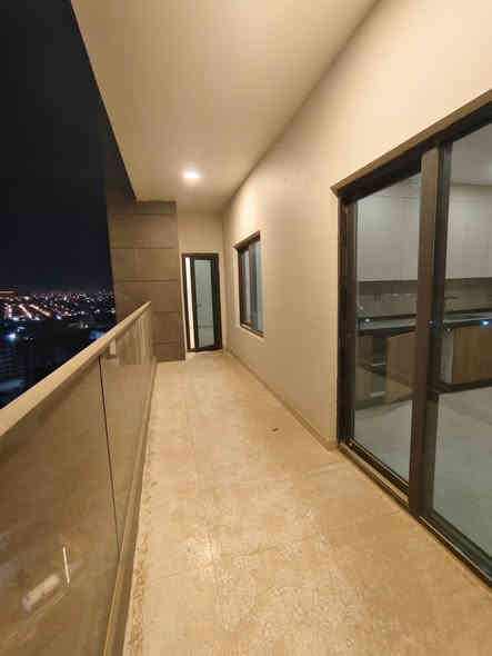 سلام عليكم 
شقة للايجار في مجمع البروج بناية الهدير A
مساحة الشقة 154 
واجهه مطار 
غرفتين نوم واحده ماستر
3 حمامات 
صالة 
مطبخ مجهز 
تبريد مركزي 
الايجار الشهري 900 دولار
الايجار السنوي 850 دولار

الشقة بدون وسيط فقط عند العقد في شركة البروج اجور العقد
للتواصل ***********
