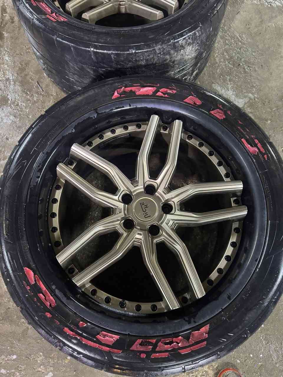 ويالة نيش حجم٢٠ تو سايز جماعة الدراك والسيارات القوية 😉
خلفي ٣١٥
امامي ٢٧٥
امريكي اصلي
***********
مهندس سيف
شباب فقط الي يعرفهن يخابرني 
تحياتي للجميع
