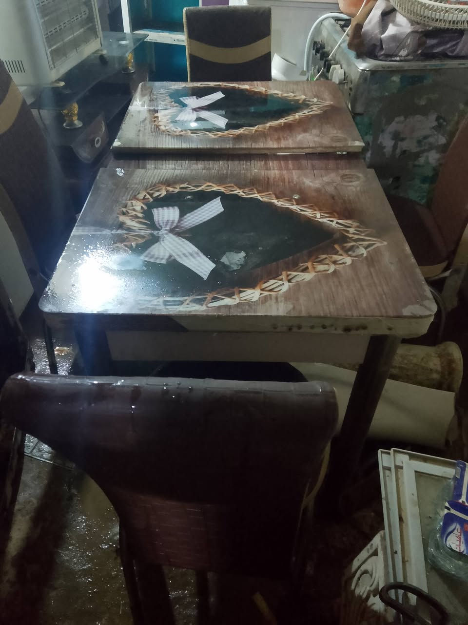 من رخصة الادمن
ميز طعام وأربع كراسي السعر35الف 
صوبه نظيفة جدا السعر35الف 
ميز طعام 25الف بدون كراسي
حله شارع 60
***********
***********
