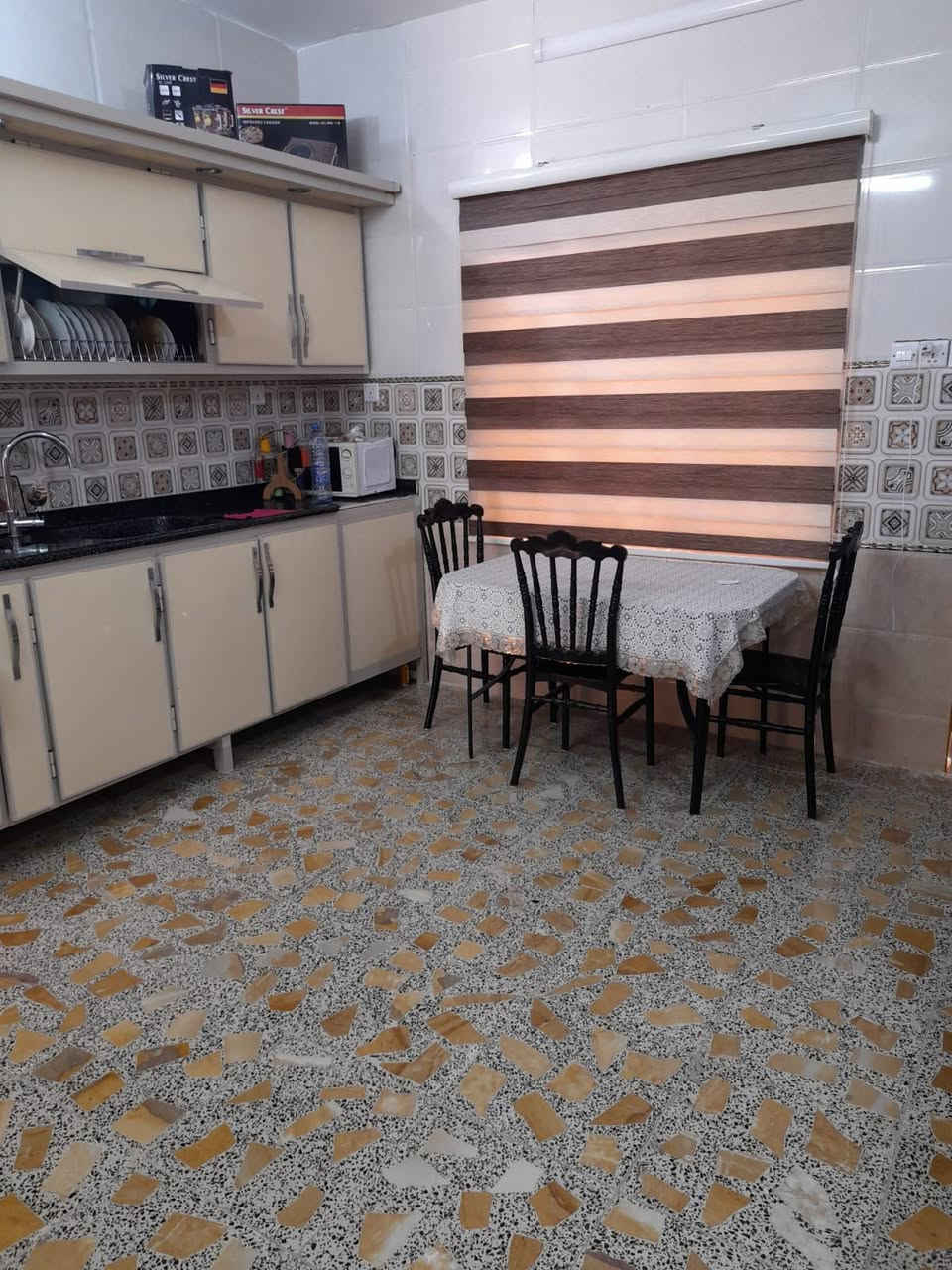 دار للبيع المساحة ٢٠٠ م ١٠ ×٢٠
حي الجهاد  شارع الرفاق الأولى مجاور الشارقة تجارى  
شارعه عرض ٢٠ رصيف عريض 
قرب السنتر باسمي مباشر 
تريد ١٠٠م  او ٢٠٠ كاملة اسلمك قطعة أرض
***********
