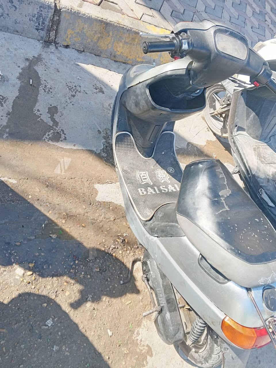 السلام عليكم دراجه بطه للبيع الدراجه مفتوحه مره وحده كهربائياتهه كلهه شغاله ماعده السلف ضعيف السعر 350 و بيهه مجال هاذه رقمي***********
