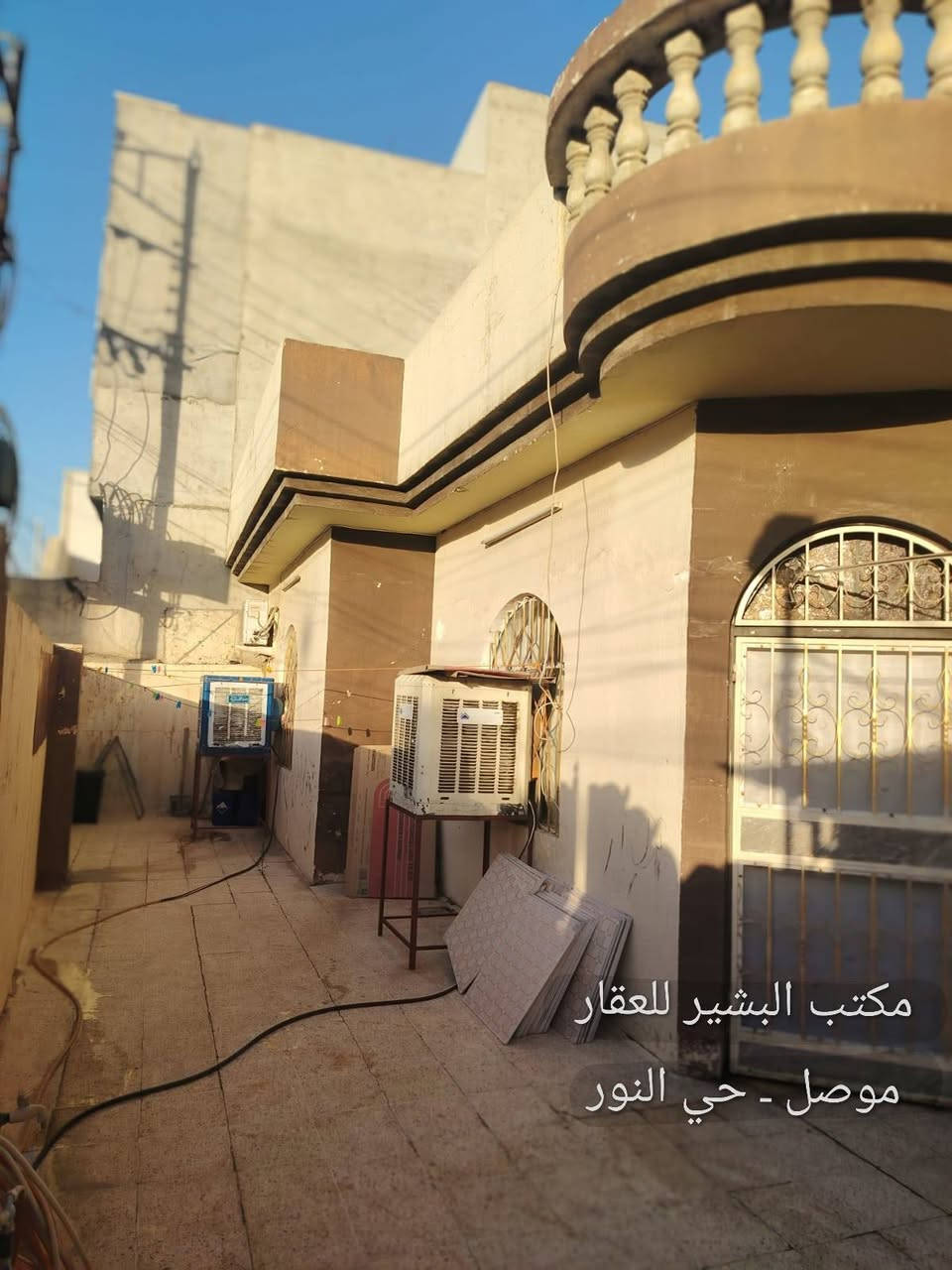 دار للبيع ..موصل حي الاخاء ملك صرف طابو الزهور يقع على شارع عريض ٢٠ متر شارع الشركه الوطنيه للتقسيط ورصيف عريض المساحه ١٤٥ متر واجهه ١٢.٥ متر 
يتكون من غرف نوم عدد ٢ وهول كبير ومطبخ وصحيات  طابق واحد 
المكاتبه مع صاحبه الشرعي 
للاستفسار الاتصال على ارقام المكتب ..
***********
***********
***********
او مراجعة المكتب في الموصل حي النور سايدين دانيه ماركت مقابل صيدلية الكوثر.
