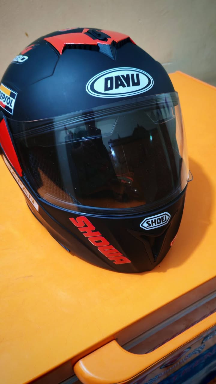 السلام عليكم 
متوفر خوذة اصلية امزون جديدة غير مستخدمة يشهد الله عليه بعد بلوك 
تجي اسود طافي واني موشمه 
قيم سعرهة بما يرضي الله
للأستفسار اتصل على الرقم ***********
واتساب هم موجود
