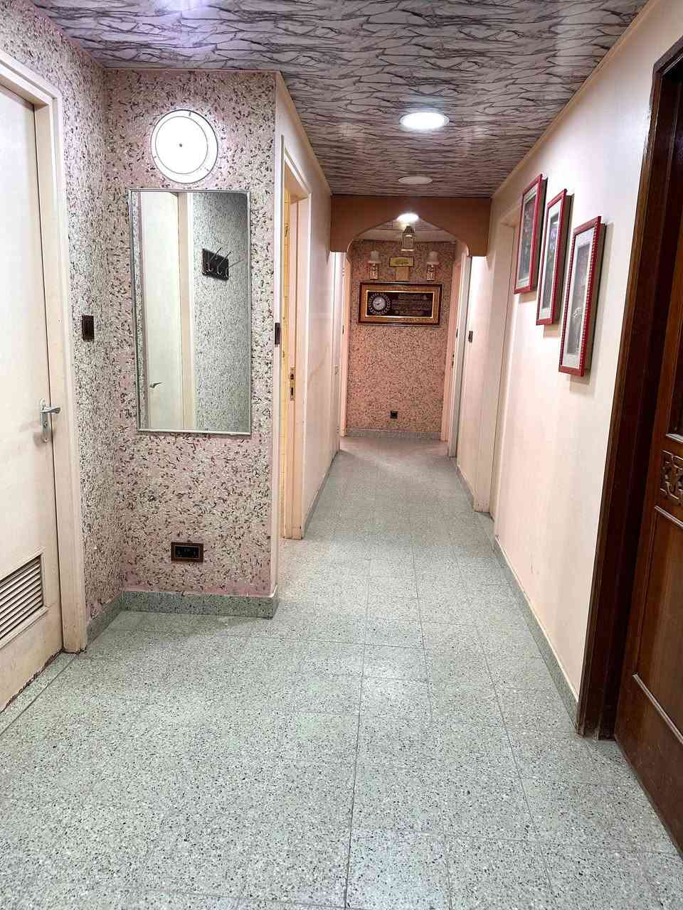 ( شقة للبيع )
-العنوان حي الشهيد رقم العمارة 184
-طابق ثالث غرفتين محورة كما ظاهرة بالصور ..
-تحتوي على كراج وحديقة ..
-مطبخ مؤثث وجاهز كاونتر طابقين مع مرمر لكل الكاونتر مع طباخ وساحبة كما موضح بالصور ..
-كيزر وكهربائيات وبنكات وثريات كلها جديده وشغالة ..
-بورد كهرباء شغل درجة اولى مؤسس لكلّ الشقة والكراج ..
-ثلاث تانكيات ابو الف مع ماطور ماء 
-كتايب تفصال جديد لكل الشبابيك والباب الخارجي ..
/سقوف ثانوية جديده للشقه وللحمام 
-للاستفسار اكثر التواصل مع هذا الرقم 
‏‭***********
