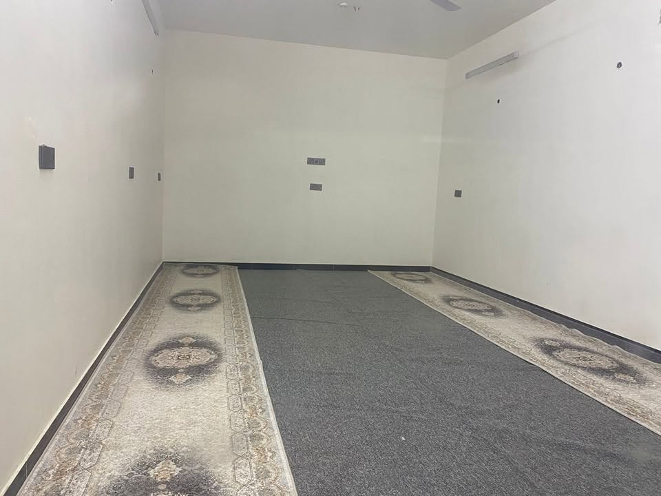 السلام عليكم نص دونم طابو 25بي بيتين ومضيف خارجي وصحيات معزوله خارجيه 3حدايق وحده خلفيه واثنين اماميات  بناهن 2025 المدائن الورديه بعد كيلو ع الشارع المنطقه مبلطه جديد ومجاري ورصيف كهرباء وماء 
***********
