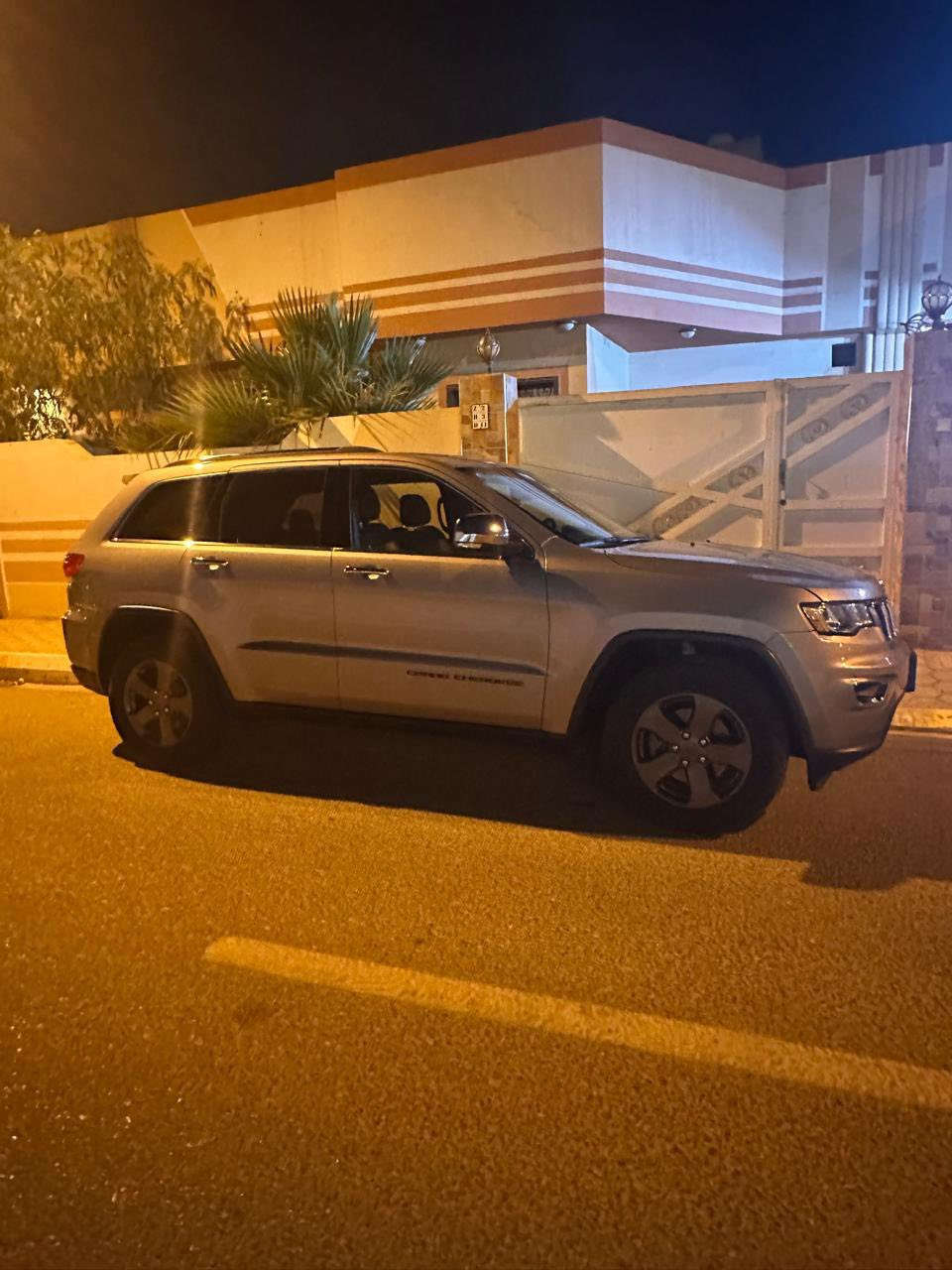 مستعجل ع البيع
جيب كراند شيروكي 2019 سيارة جديدة
مواصفاتها لمتد معروفه
كير محرك كفالة ما مفتوحات
حادثها سطحي بدون دواخل بدون ايرباگ تبديل بابين 
وشرط وكالة رقمها وراعيها بالبصرة 

سعرها 210 وبيها مجال قليل 
***********
