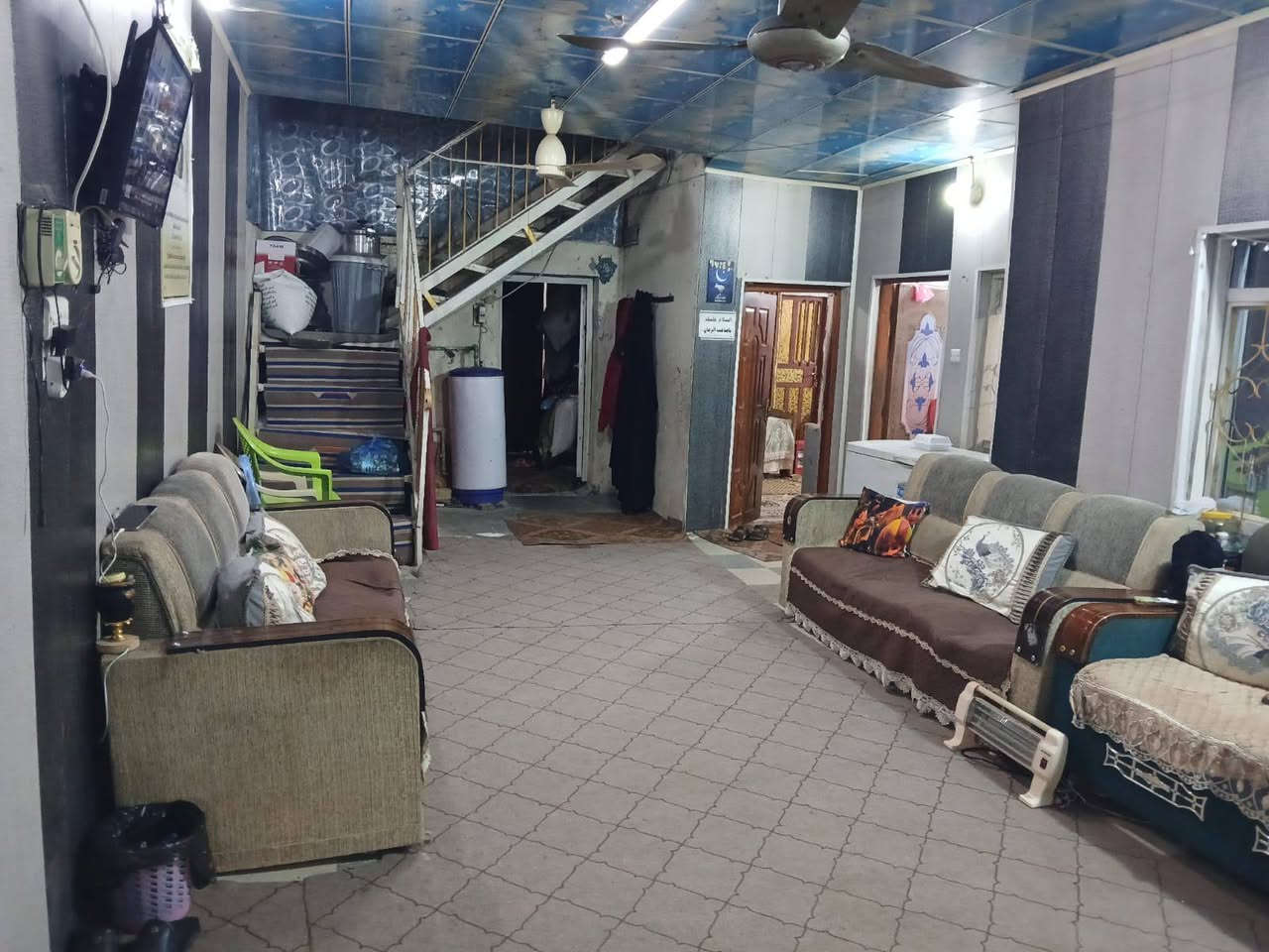 السلام عليكم  دار للبيع المساحه ١٨٦ متر طابو صرف مداور ثاني يوم وره الإطفاء القديمه علما البيت عكاده *********** .***********
السعر 90 وبي مجال الشراي فقط يتصل
