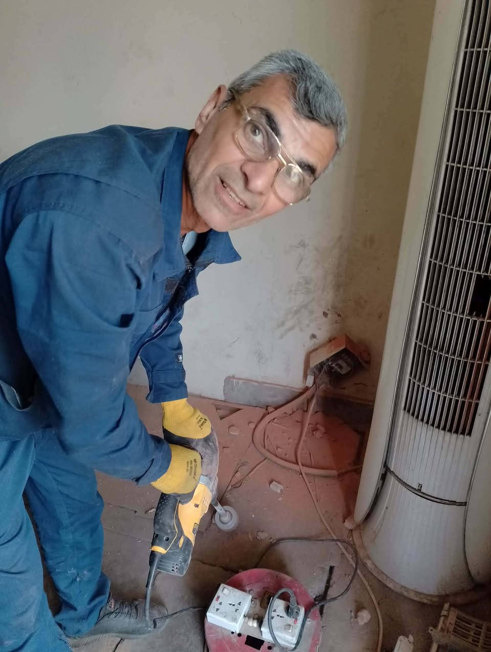 السلام عليكم بسم الله الرحمن الرحيم  الحمد لله على نعمته وعافيته عدنا من جديد موسم خير ان شاء  غسل وتنظيف وصيانه وتنصيب انواع السبالت الظاهري والدفن صيانة موقعيه فاكيوم لحيم ليك ب إدارة الدبلوم/ الفني فالح مراد/خبره خمسه سنوات مع الكادر الصيني محطه واسط الحرارية الاتصال على الرقم *********** ***********
