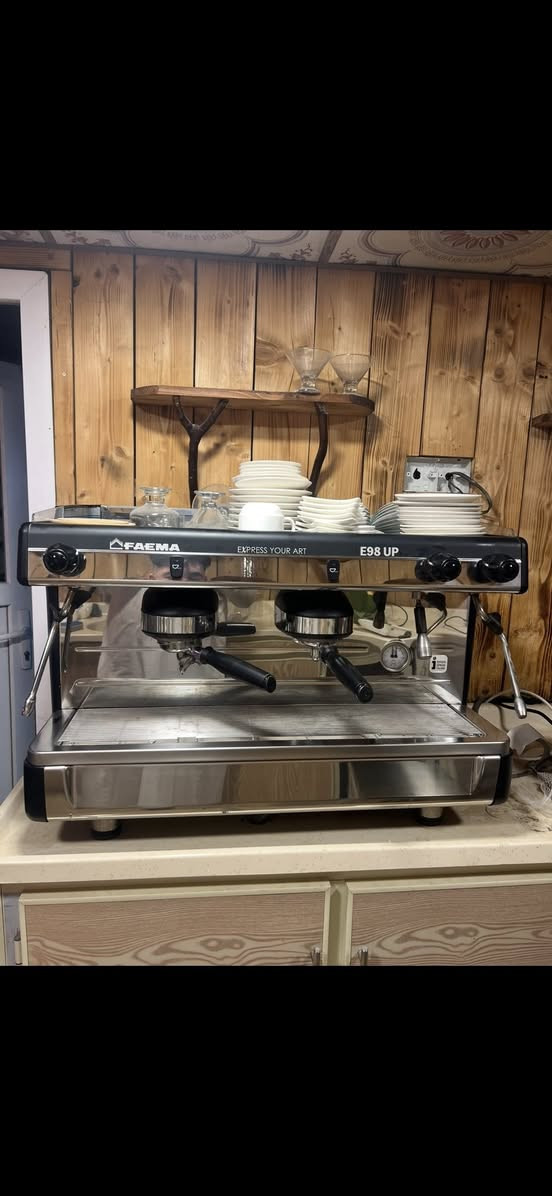 لسلام عليكم جهاز بارستا صناعه ايطالي اصلي مستخدم ٣ تشهر بعده جهاز جديد سعر خاص اللاستفسار ***********
