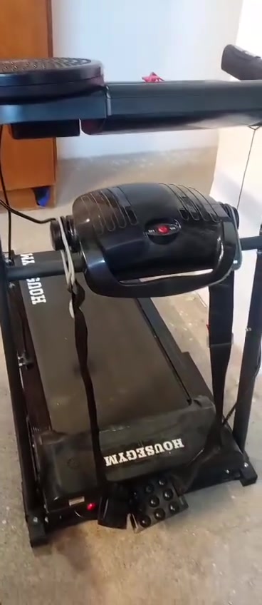 جهاز جري رياضي مستعمل شي قليل مع حزام هزاز مع قرص دوار وشاشه رقميه يتحمل لحد وزن 200 كيلو 
***********
