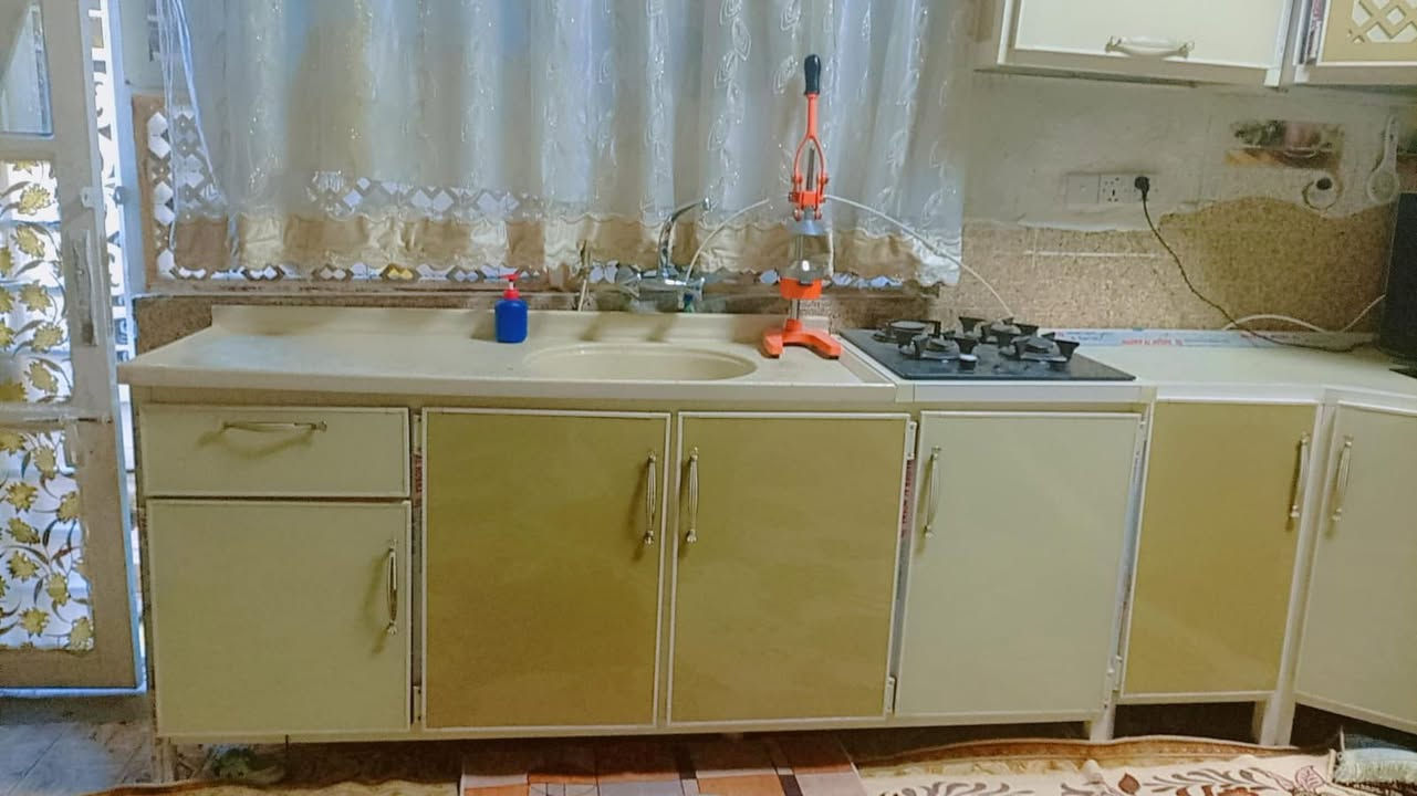 الكاونتر الكريمي ب550 وياه طباخ شغال.                       والجوزي ب130 وبيهن مجال.                                                            رقم ***********

