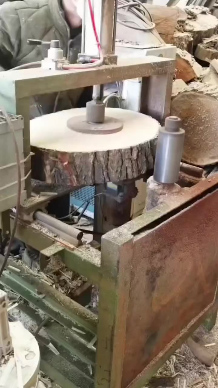 Precision Engineering in Woodworking 
Efficiency at its finest. This automated planer makes quick work of leveling out large timber rounds. Precision and power combined! Check out that finish. 🛠️🔥
#Machinery #Woodworker #Engineering #WoodDesign #LogToLumber #Tools #HeavyDuty #WoodworkingCommunity


**إذا كنت صاحب هذا الإعلان وتريد حذفه لأي سبب، رجاءا أرسل رسالة إلى الدعم الفني**