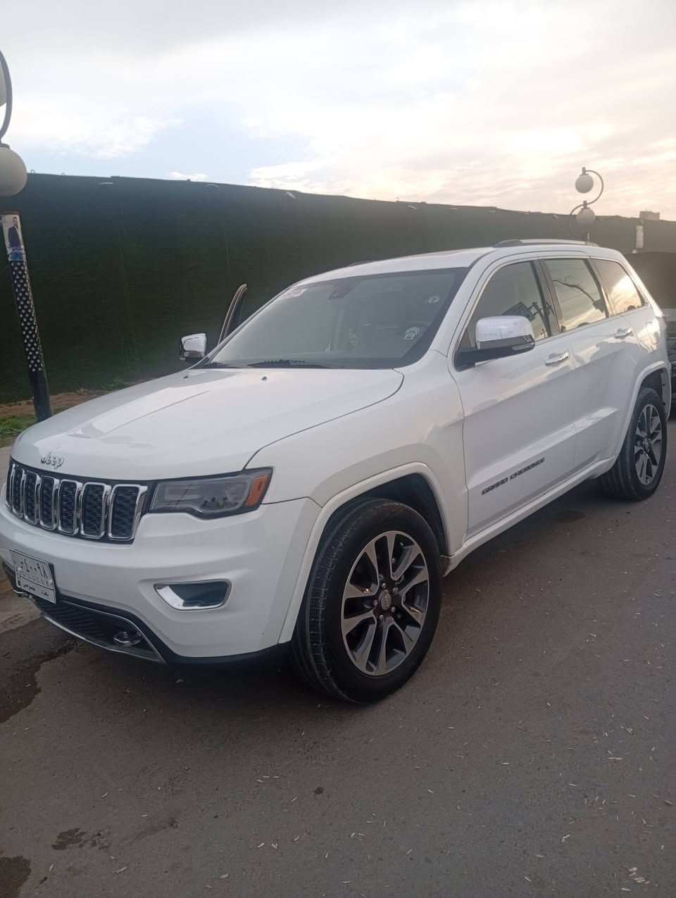 السلام عليكم ورحمه الله وبركاته
جيب شيروكي موديل 2021
فول مواصفات لمتد
وارد امريكي 
مكينه v6سلندر
السعر 260 وبها مجال الشراي 
صور الحادت موجوده داخل صور
رقم الهاتف 
***********
