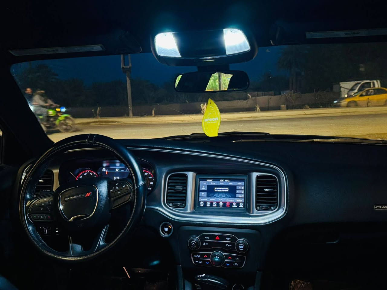 سلام عليكم دوج جارجر للبيع موديل 2021 اصل مكينه 6 سلندر حادث جاملغ وبنيد فقط  السعر 195 رقمي *********** 
***********
