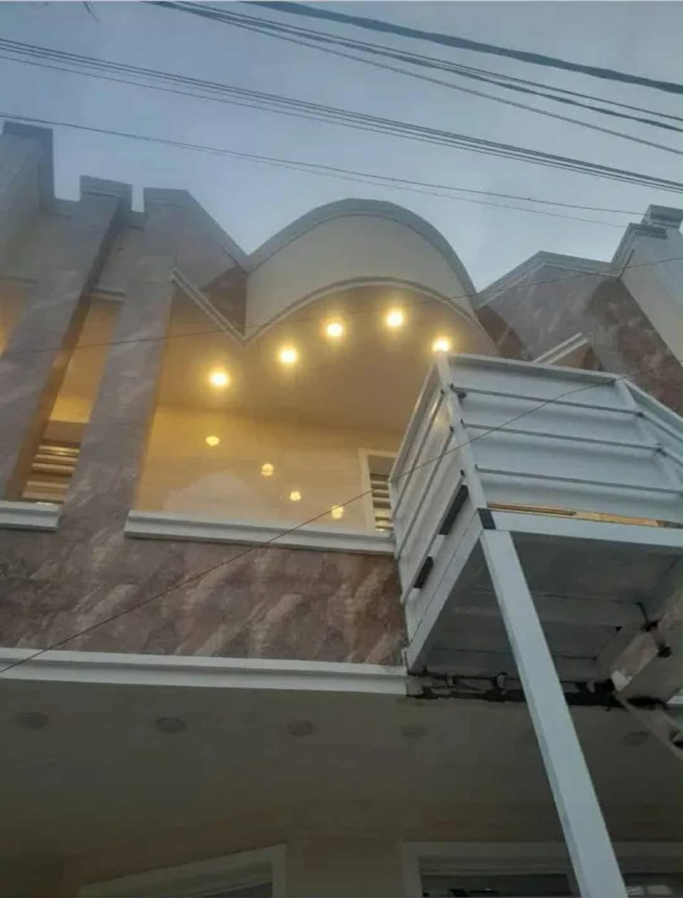 بيت طابق ثاني للأيجار بناء حديث 🏠 مساحه ١٥٠م . يتكون من :. صاله كبيره + مطبخ + غرف نوم عدد ٢ + حمام عدد ٢ ،، 🏠 الطابق الثاني معزول بدرج خارجي عزل تام من خزان ماء عدد ٢ وسخان وماطور ماء وخط مولد ،،، جاهز للسكن🏠 الدفع شهر بشهره ،، السعر قفل ٥٠٠ ،،،، قفل ،،،،، قفل ،،،،،، 
🏠مطلوب عائلة بسيطه رجاءاً🏠
الموقع حي الجهاد ديوان المخابرات شارع ٦٠ قرب مدرسة الروان ،،، للأستفار الأتصال على الرقم *********** يوجد واتس آب
