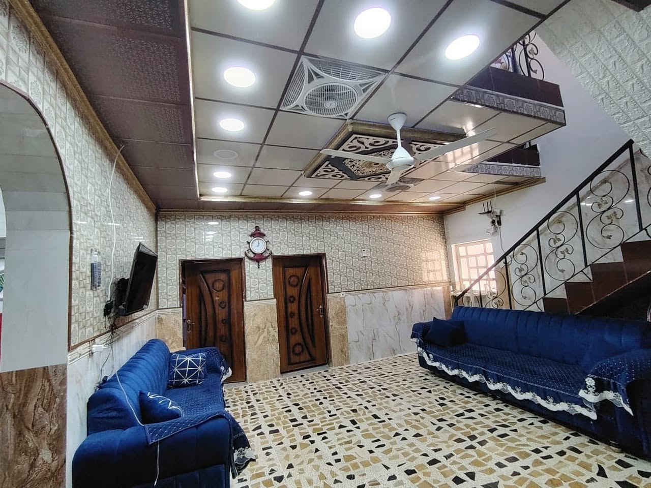 دار للبيع
القادسيه شارع ابو عقرب 

المساحه 300 متر
وجه 10 متر ونزال 30 متر
رقم العقار / 15831

بناء حديث
البيت صدر طير 
اتجاه البيت شروق الشمس
طابقين 
غرف نوم 4 
استقبال مطبخ
مجاميع صحيه  عدد 2
كراج حلو كما موضح 
شارع الكدام البيت 15 متر
وبسعر مناسب 
160 مليون

للاستفسار الاتصال

‭***********‬
