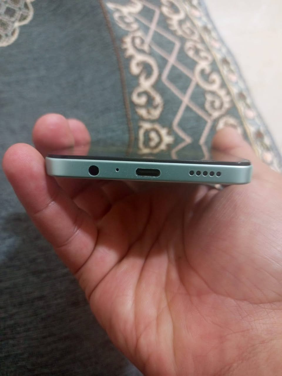 السلام عليكم عندي هونر HONOR X5C Plus 4/128 GB Black تجربة استخدام عملية واقتصادية مع تصميم أنيق باللون الأسود وشاشة كبيرة بحجم 6.74 بوصة تمنح وضوحًا جيدًا وسلاسة في التمرير بفضل معدل التحديث 90Hz. يعتمد الهاتف على معالج MediaTek Helio G81 لتوفير أداء ثابت في المهام اليومية، مع بطارية قوية بسعة 5260mAh تكفي ليوم كامل دون الحاجة لإعادة الشحن المتكرر. مكاني بغداد الكرخ شارع حيفا السعر165بي مجال ***********
