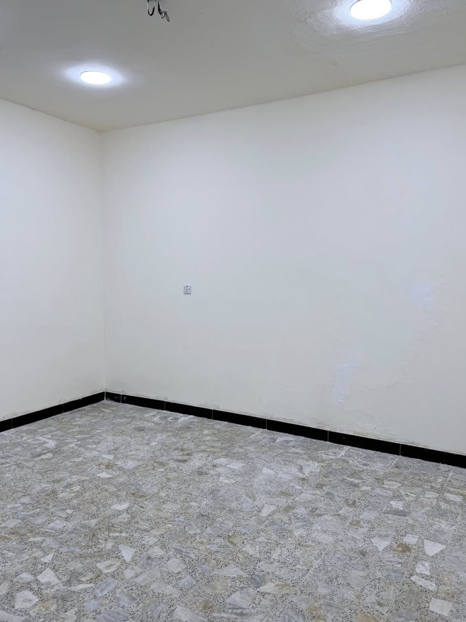 سلام عليكم  الله مصلي على محمد وآل محمد
بيت في محافظة بغداد منطقة سويب مجاور الشهداء والشرطه الخامسه والبياع بيت م 120 جبه 10 ونزال 12 بيت على شارع عام مي مجاري بيت زراعي  سند 25  اصلي الاتصال على الرقم لي موجود بل شاشه ***********.  متواجد واتساب ليحب يستفسر اكثر يدخل واتساب وبي خير ودلل بيت ترميم جديد نقص البيت فقط واجهيه وبلعافيه على ليصير من نصيبه
