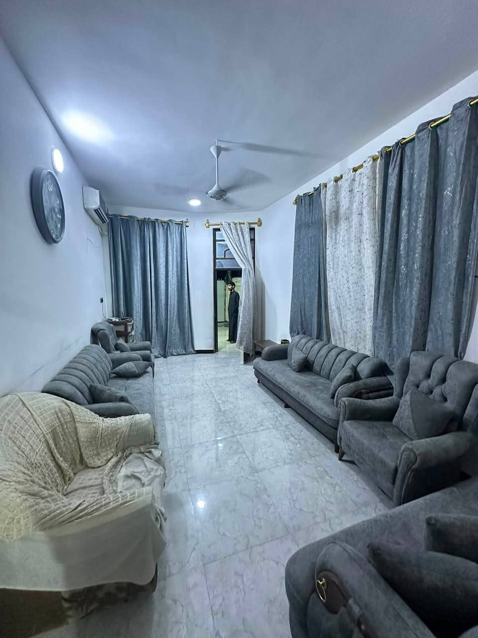 السلام عليكم /بيت للبيع طابو صرف

المساحه/ 125  

📍عنوان البيت شارع80  المنهدسين الرابعه 

مجاور مدرسه عمر عبد العزيز وقريب مول زيد 

واجه 5م 
يحتوي على صاله
غرفه نوم 
مطبخ 
صحيات داخليه 
صحيات خارجيه
طارمه مع ممر خارجي وداخلي 
السعر 122
للاستفسار 
***********
