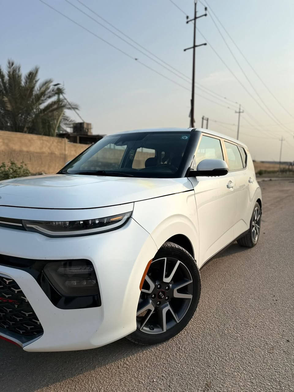 السلام عليكم للبيع صول موديل 2021 وارد امريكي بيه جاملغ وبنيد فقط وبابين كلير من امريكا  سياره جديده بمعنى الكلمه مال جناي ماشيه 114 محرك 2000 دوش رقم بابل انكليزي  فول مواصفات 1/1 عده الفتحه فئه EX مواصفات؛-
-شاشه كبيره
-بصمه تشغيل 
-بصمه ابواب 
-اشاير ترحيب 
-كامره دواره 
-حساسات امامي خلفي 
-رادارات جانبيه 
-مانع انزلاق 
-كشنات تتدفئه
-كشنات جلد 
-لد شمعه وزنون 
 مكان السياره بابل رقم الهاتف ***********/***********
