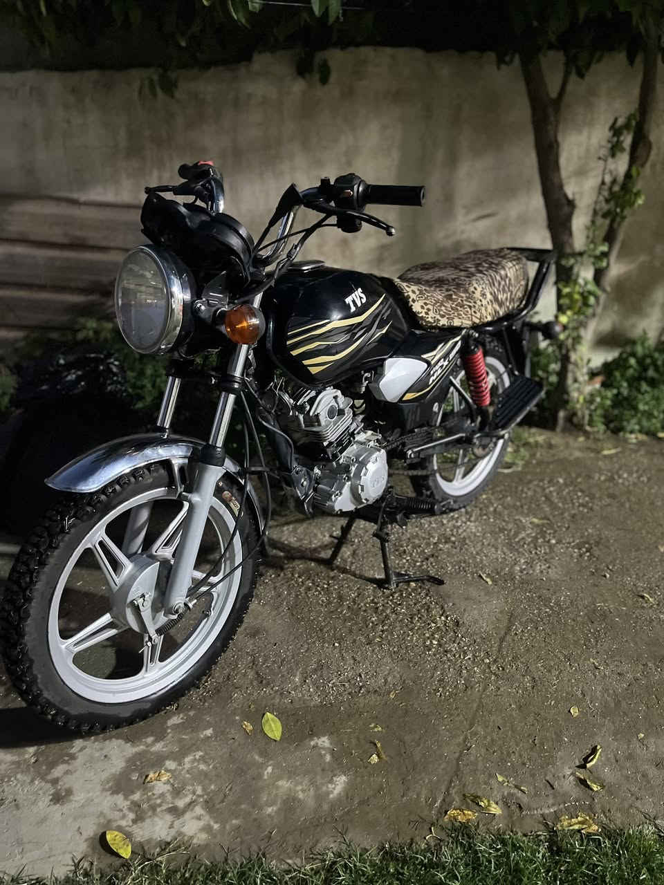 سلام عليكم دراجه TVS هنديه  أصولي للبيع ارخص حتا من الإيراني500 الف بس  وكل اوراقها موجوده الاصليه الدراجه اوراق كامله واصوليه وكمرك مدفوع بس تروح ترقم الدراجه شوفت عينكم مويل 2018 استخدام شخصي مكينه مامفتوحه ابد شلعه كلش قويه يحتاجلها بعض ترتيب لئن جانت متروكه بس هسه على وضعها تشتغل من اول هندر وشلعه ومعدل ماتوكفك مكينه ماكايمه بس دهن صارله مده طويله بداخلها وبدلته وشغلتها كامت ادخن وكطعت وبعدين رجعت اتدخن ابيعلك كايمه بس صوتها كلش ناعم وشلعه ومعدل انته شوفت عينك سعرها بلاش ب500الف فقط محتاج فلوس صراحه رقمي *********** مكاني بغداد العامريه وشديتلها صندوك مال دلفري جديد اسود
