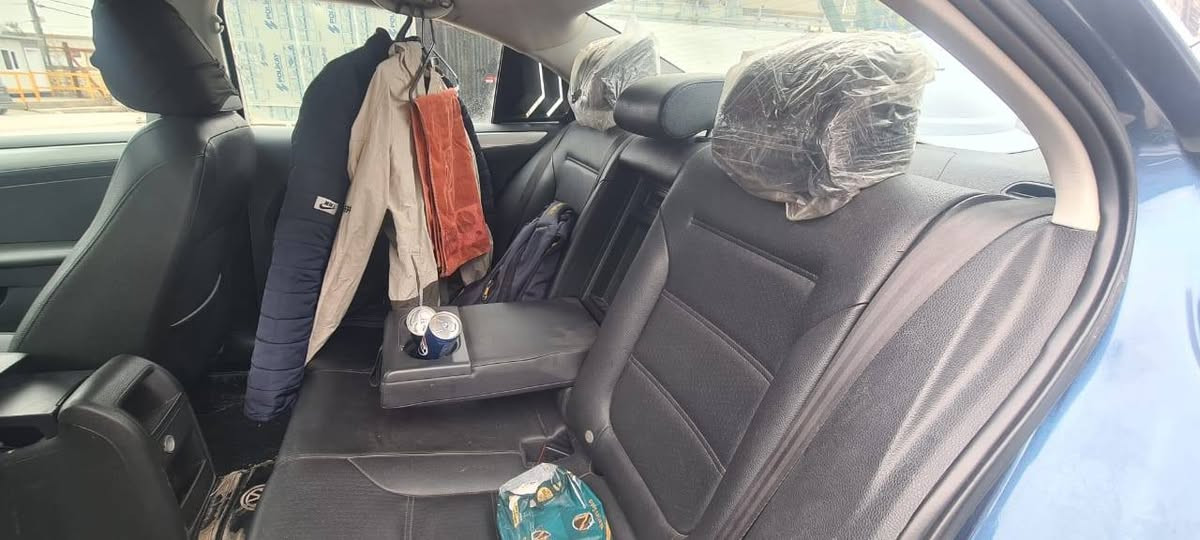 للبيع فولكس فاجن جيتا SE موديل 2016 – وارد أمريكي
ماشيّة: 87.000 ميل فقط
اللون: أزرق ميتاليك
الموقع: أربيل
سنوية و هزة و رقم جديد
سيارة بحالة ممتازة، نظيفة جداً من الداخل والخارج، استخدام خفيف، ومواصفاتها كاملة.
🔰 المواصفات
محرك 1.4 Turbo اقتصادي جداً وقوي
قير Tiptronic أوتوماتيك
فتحة سقف
شاشة – بلوتوث – USB
تحكم مقود – مثبت سرعة
نظام أمان كامل: ABS + ESP + Airbags
جنوط رياضية
تبريد ممتاز
🛠 حالة السيارة
3 قطع صبغ خارجي فقط (بدون أي ضرر هيكلي)
المحرك والقير مبدلين أورجينال (عمل نظيف)
الهيكل ثابت، بدون ضربات كبيرة
الأضوية والزجاج بحالة ممتازة
ماشيّة 87 ألف ميل فقط
💰 السعر المطلوب: 11.800 دولار
***********
السيارة جاهزة للاستخدام ولا تحتاج أي مصاريف، ومحافظة جداً، ومناسبة لمن يبحث عن سيارة اقتصادية وقوية بنفس الوقت
