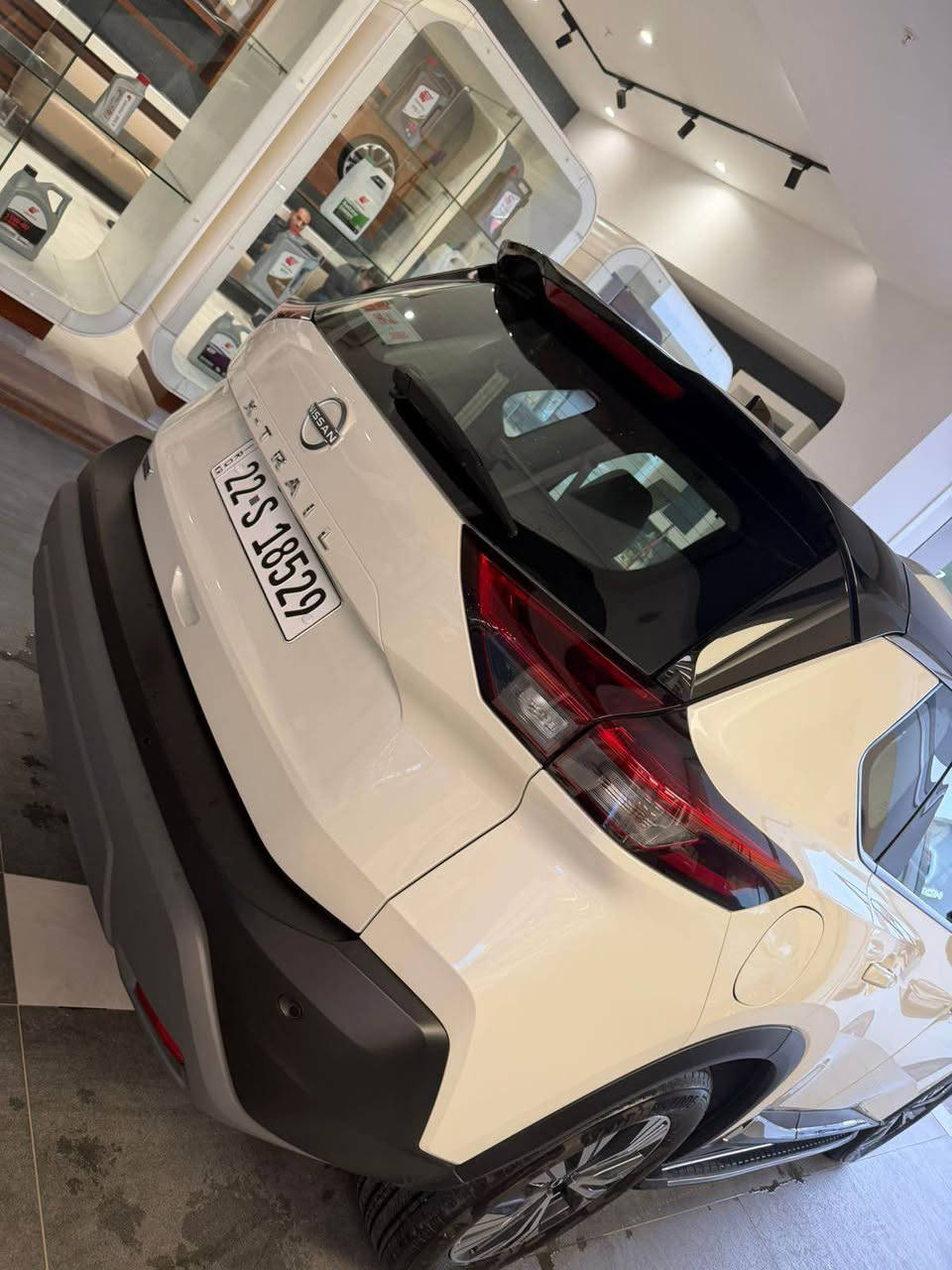 للبيع Nissan X‑Trail موديل 2025
ماشية 3000 كم فقط
لون أبيض مع سقف أسود + داخلية مميزة لون أخضر فاتح وبيج مثل الصور

المواصفات والمميزات:

* محرك 2.5 
* جير CVT ناعم واقتصادي
* تشغيل بصمة
* شاشة وسطية كبيرة
* Apple CarPlay + Android Auto
* كاميرات وحساسات
* إضاءة LED أمامية وخلفية
* مقاعد جلد
* تحكم بالدركسون
* مثبت سرعة
* تبريد ممتاز ومساحة واسعة
* تصميم جديد وفخم جداً
*سبع ركاب 
* صرفية جيدة مقارنة بالحجم
* سيارة عائلية مريحة وعزلها هادئ
*

من المعروف عن الـ X-Trail الجديدة:

* ثبات وراحة ممتازة بالسفر
* مساحة داخلية واسعة وصف ثالث 
* نظام أمان جيد جداً
* مناسبة للمدينة والسفر والاستخدام اليومي  
السياره كلين تايتل من الشخط والصبغ والتعديل السياره زيرو حالت الشركة 
بيع مستعجل ￼
للتواصل 

+964 751 634 0086

‪+964 774 908 9046‬


**إذا كنت صاحب هذا الإعلان وتريد حذفه لأي سبب، رجاءا أرسل رسالة إلى الدعم الفني**