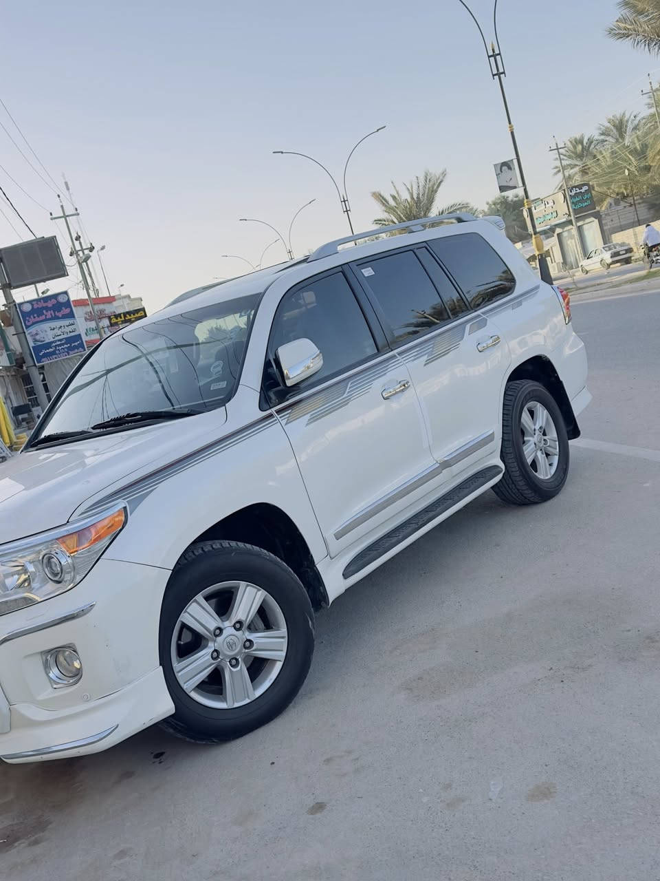 السلام عليكم لاندكروز 2014 بريم اصل مكفوله من الصبغ والفتح فقط بارد مواصفاته معروفه فتحه بصمه ثلاجه تشغيل عن بعد محرك 6 سلندر مري شفط وقلاب يدات نيكل لايت زنون تحكمات ستيرن حداديه جديده كير ومحرك مكفول تايرات نضيفات ماشيه 145 الف حقيقي ماعايزه برغي السياره السعر 395 وبيه مجال بسيط المكان النجف الأشرف كوفه ***********
