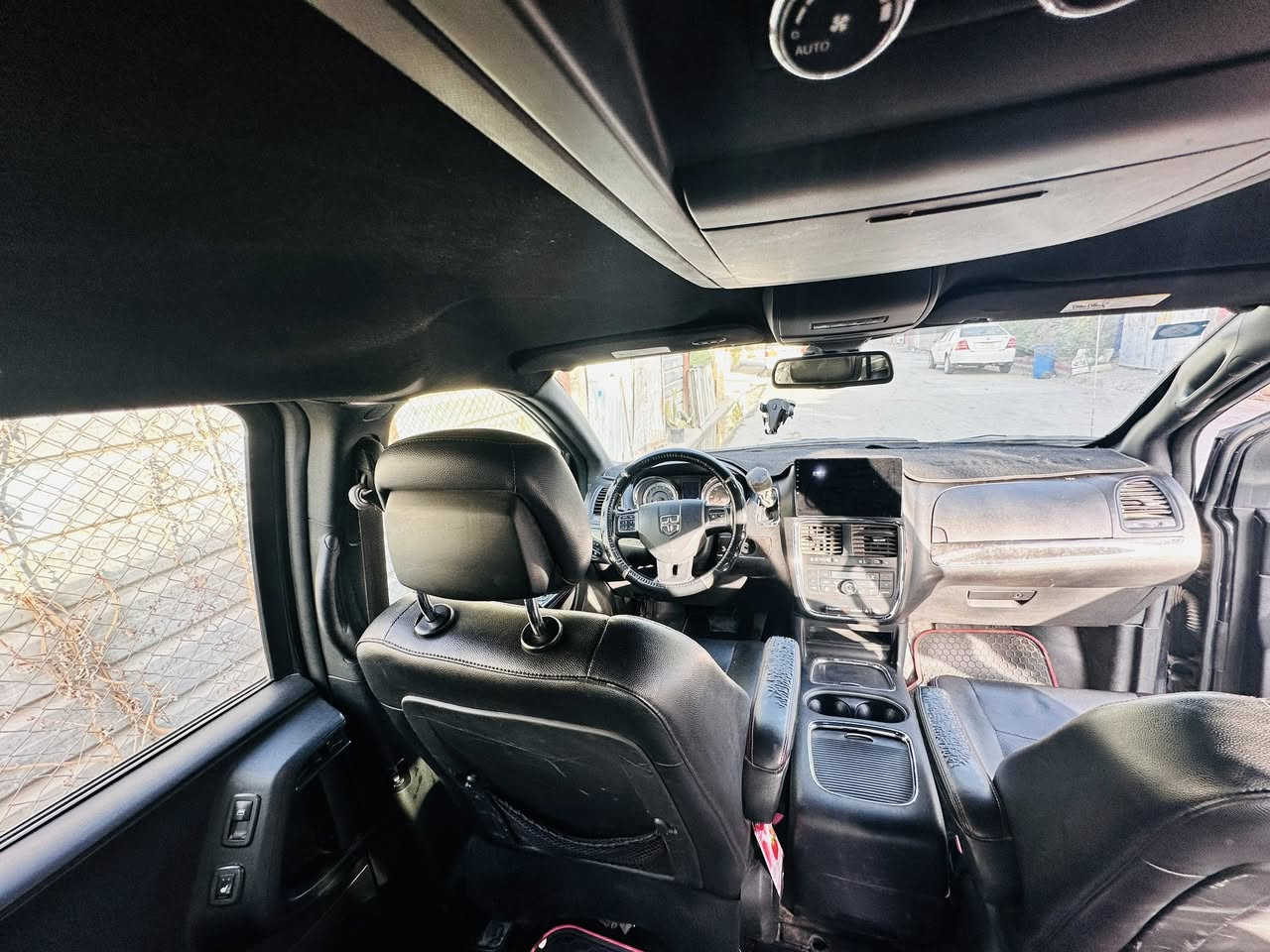 سلام عليكم
دوج كرفان موديل 2017 جي تي 

سنويه2025 

رقم بغداد 

كير محرك حداديه مكفولات تخم تاير جديده 

المواصفات:1-تبريد 3 قطع 

2-كشنات جلد

 3-تشغيل عن بعد 

4-بيبان كهربائيات 

5-شاشه كار بلي 

معروفه مواصفات جي تي 

اخوان كل شيء موضح بالصور السياره نوع جي تي عنوان السياره بغداد  تحويل ثاني يوم التفاصيل السياره /رقم

الهاتف ***********- سعر 160وبي مجال للطيبين
