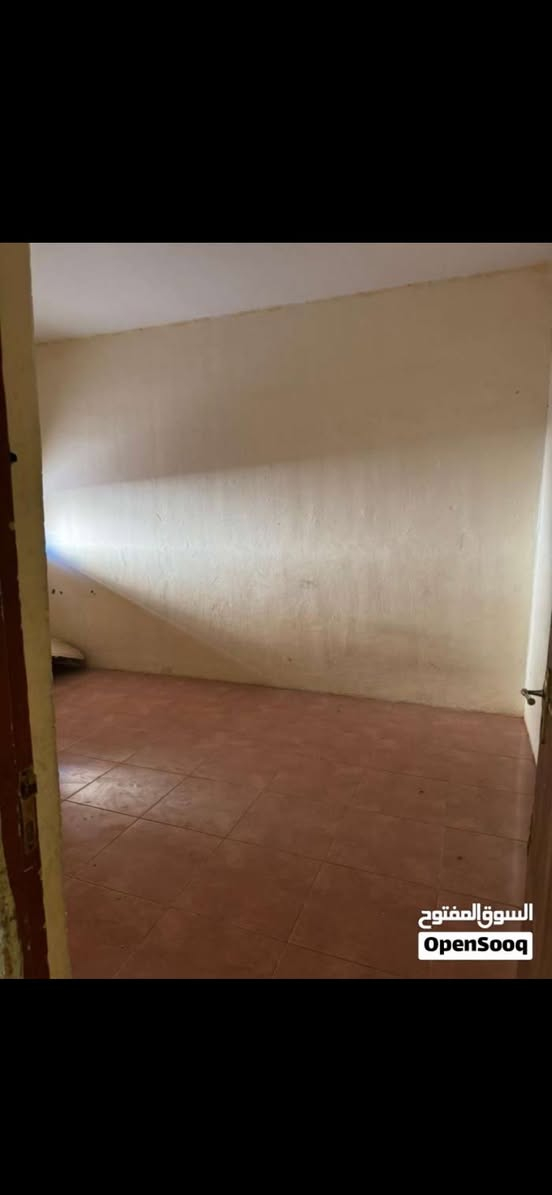 دار سكن للايجار في المعقل مساحه 300 متر طابق واحد مقابل ملعب الميناء مقابل الدار ساحه وقوف سيارات خاصه بالدار يتكون من 4 غرف وصاله وصحيات ومطبخ وحديقه اماميه وخلفيه وكراج والدار يحتوى على سخان وخزان وماطور وبحاله جيده سعر الايجار 950 الف

للتواصل والاستفسار ***********
