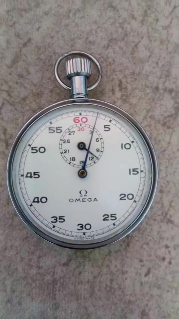 Omega 
ميكانيكية بالكامل، وتعمل بنظام التعبئة اليدوية (Manual Winding)؛ أي أنها لا تحتاج إلى بطارية، بل يتم تدوير التاج (الزر العلوي) يدوياً لتخزين الطاقة في الزنبرك الداخلي.العيار الداخلي (Caliber): تعتمد على حركات ميكانيكية فائقة الاعتمادية طورتها شركة ليمانيا (Lemania) التابعة لمجموعة أوميغا حينها، وتحديداً عيار Lemania 9000 الشهير بقدرته على العمل لقرن كامل دون مشاكل.عدد الجواهر (7 Jewels): تحتوي الحركة على 7 أحجار كريمية (ياقوت) تعمل كركائز ميكانيكية لتقليل الاحتكاك بين التروس الداخلية، مما يضمن دقة العداد الرئيسي الكبير (حساب الثواني) يمتد من 0 إلى 60 ثانية. المؤشر المميز باللون الأحمر للرقم (60) و (30) يُسهل تحديد نقطة البداية والنهاية بلمحة سريعة.العداد الفرعي الصغير (حساب الدقائق): يقع في الجزء العلوي للميناء، وهو مخصص لحساب الدقائق التراكمية، ومقسم حتى 30 دقيقة. كلما أكمل عقرب الثواني دورة كاملة (60 ثانية)، يتحرك عقرب الدقائق الصغير خطوة واحدة للأمام.عالية وعمراً افتراضياً طويلاً للساعة........💯


**إذا كنت صاحب هذا الإعلان وتريد حذفه لأي سبب، رجاءا أرسل رسالة إلى الدعم الفني**