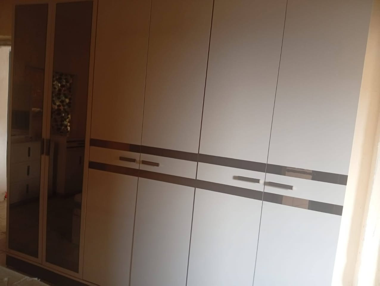 السلام عليكم غرفه تركيه 7قطع نجاره الاصليه  القويه + الفراش  صارلي اسبوعين من ماخذه  اخت  الجديده بعدها بل لايلون شخط ما بيها بل حقيقه احله من الصور معروضه ب  مليون و 200 وبيها مجال الله شاهد بعدها جديده بل جيس الرقم ***********
